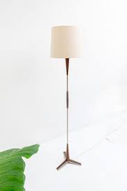 Ontdek de Tijdloze Elegantie van een Vintage Staande Lamp