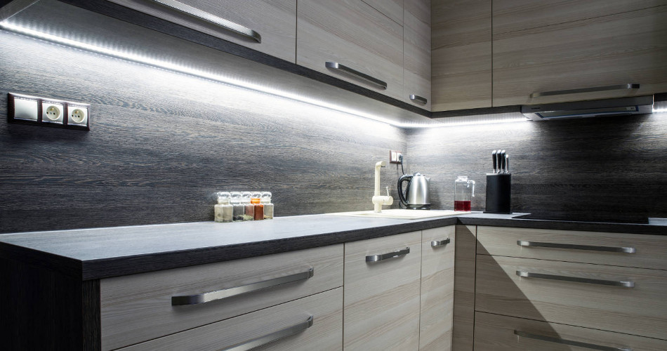 Creëer Sfeer en Functionaliteit met LED Verlichting voor Keukenkastjes